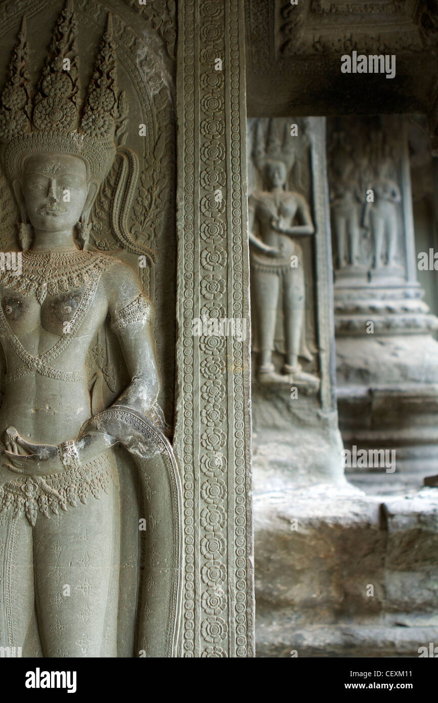 Geschnitzte Wandreliefs der weiblichen "gesagt" (Hindu) eine Vielzahl von kleineren "Devas", an der Wand des äußeren Gebäudes Angkor Wat Stockfoto
