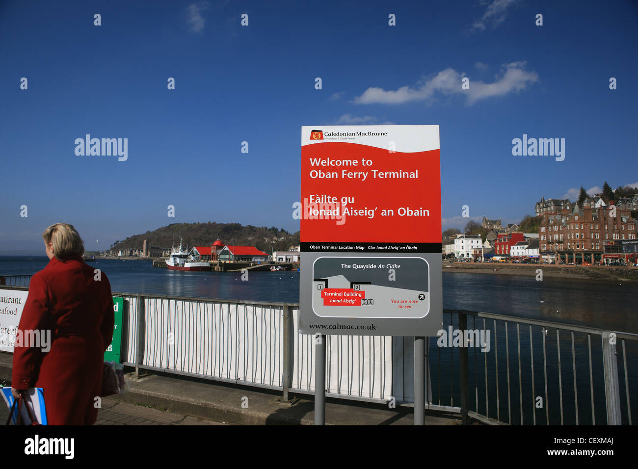 Oban ferry terminal Zeichen und der Stadt Oban im Hintergrund über Oban Bay Stockfoto