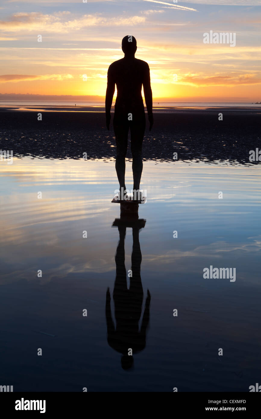 Antony Gormley Statue der Silhouette. Ein weiterer Ort, Crosby. Stockfoto