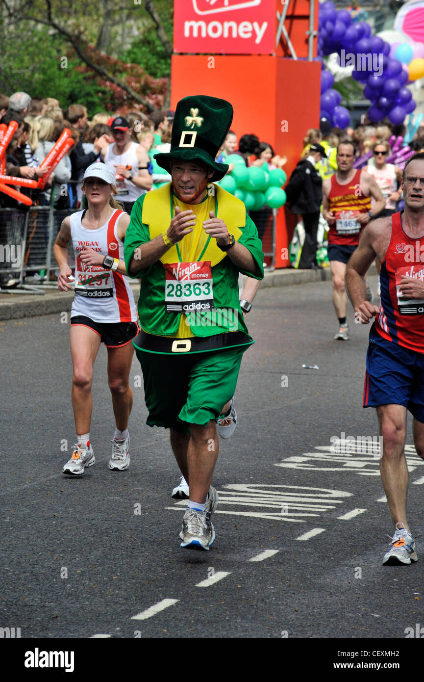 Läufer beim London-Marathon in Tracht Stockfoto