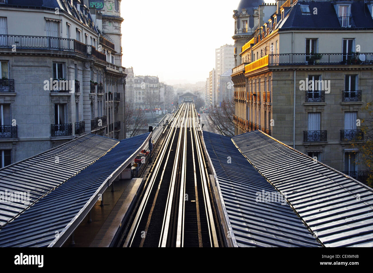 Paris Metro Blick von einer Brücke über den Fluss seine Stockfoto