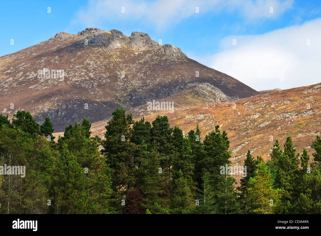 Slieve Binian in den Mourne Mountains gesehen von Silent Valley in der Nähe der Stadt Newastle, County Down, Nordirland Stockfoto