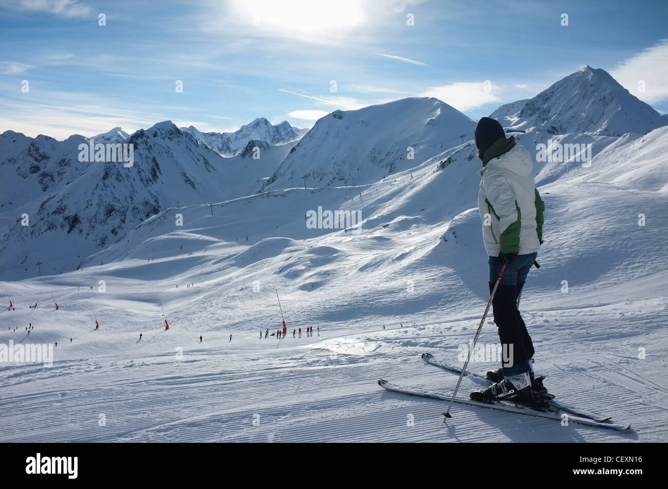 Frau auf der Suche über Ski Pisten beim Skifahren im Skigebiet Peyragudes, Midi-Pyrenäen, Frankreich. Stockfoto