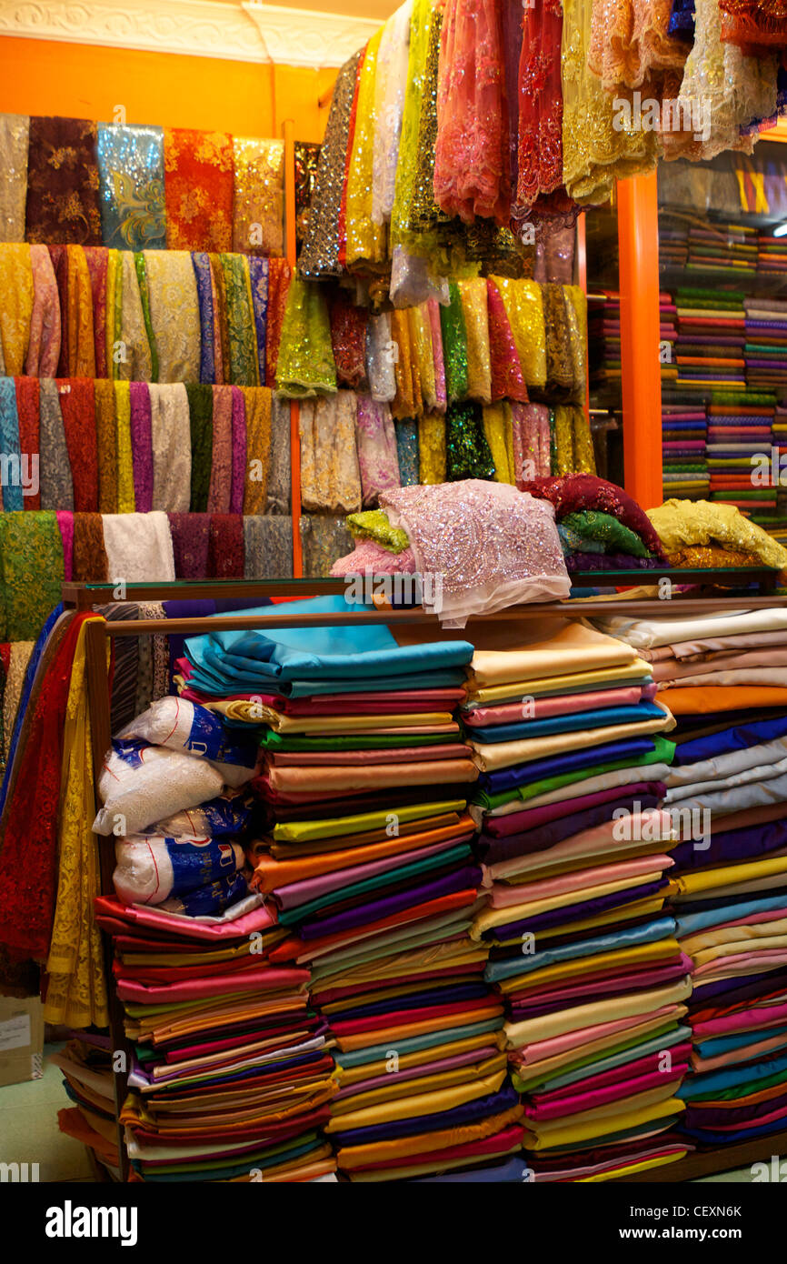 Schrauben aus Seide und bestickt und mit Pailletten Stoff zum Verkauf an die Phsar Chas (Alter Markt) in Siem Reap Stockfoto