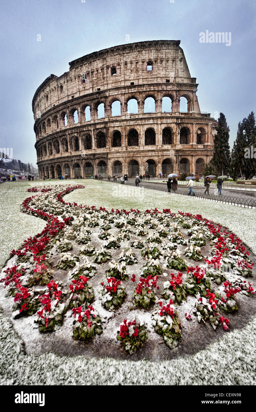Kolosseum, Rom, während schneit Stockfoto