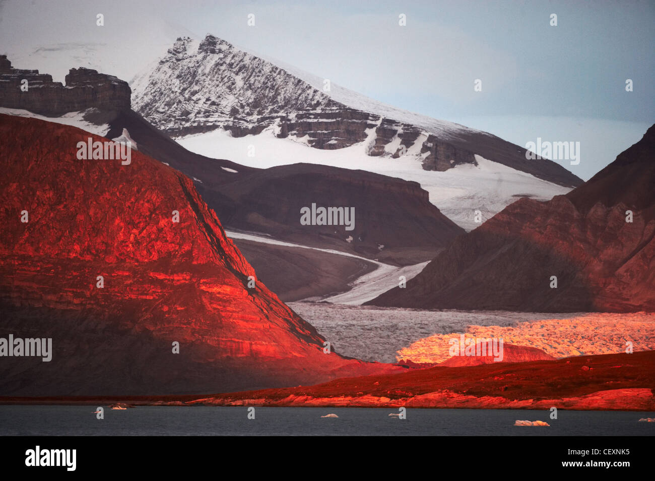 Polarlandschaft bei schlechten Lichtverhältnissen im September Kongsfjorden, Spitzbergen, Norwegen Stockfoto