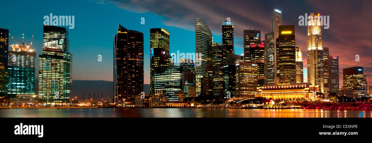 Singapur City Skyline in der Abenddämmerung Stockfoto
