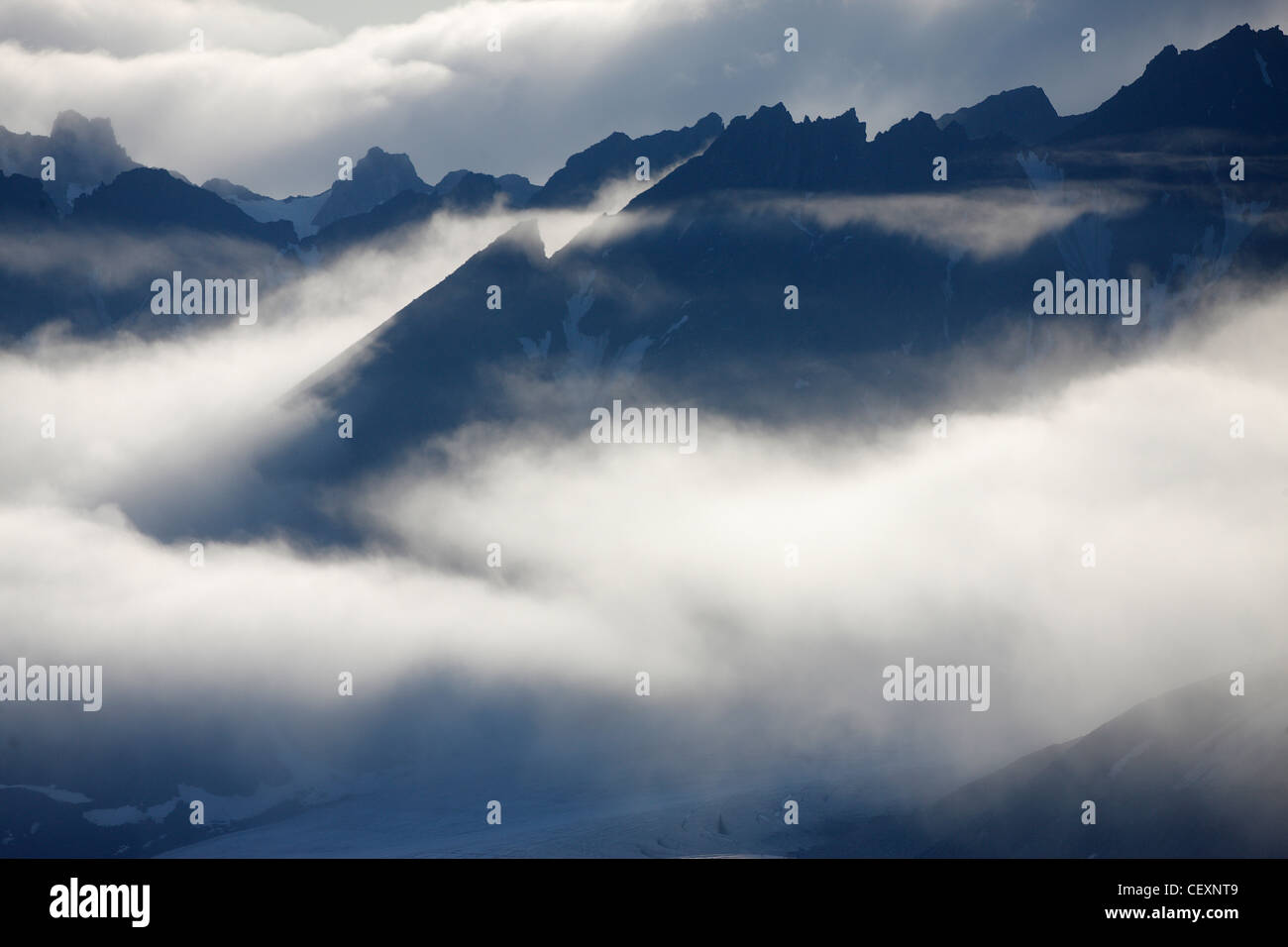 Berglandschaft mit Gletscher und steigender Nebel, Monaco Gletscher, N-W-Svalbard Stockfoto