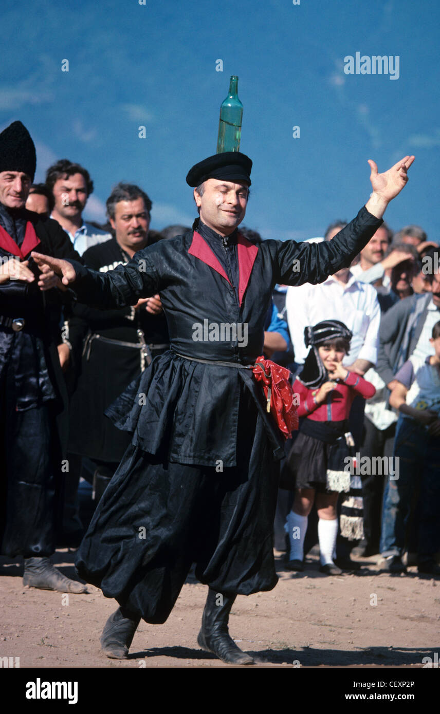 Georgisch-Tänzer in traditionellen Kleid oder Kostüm Balancing Flasche auf dem Kopf, Kaukasus, Georgien Stockfoto