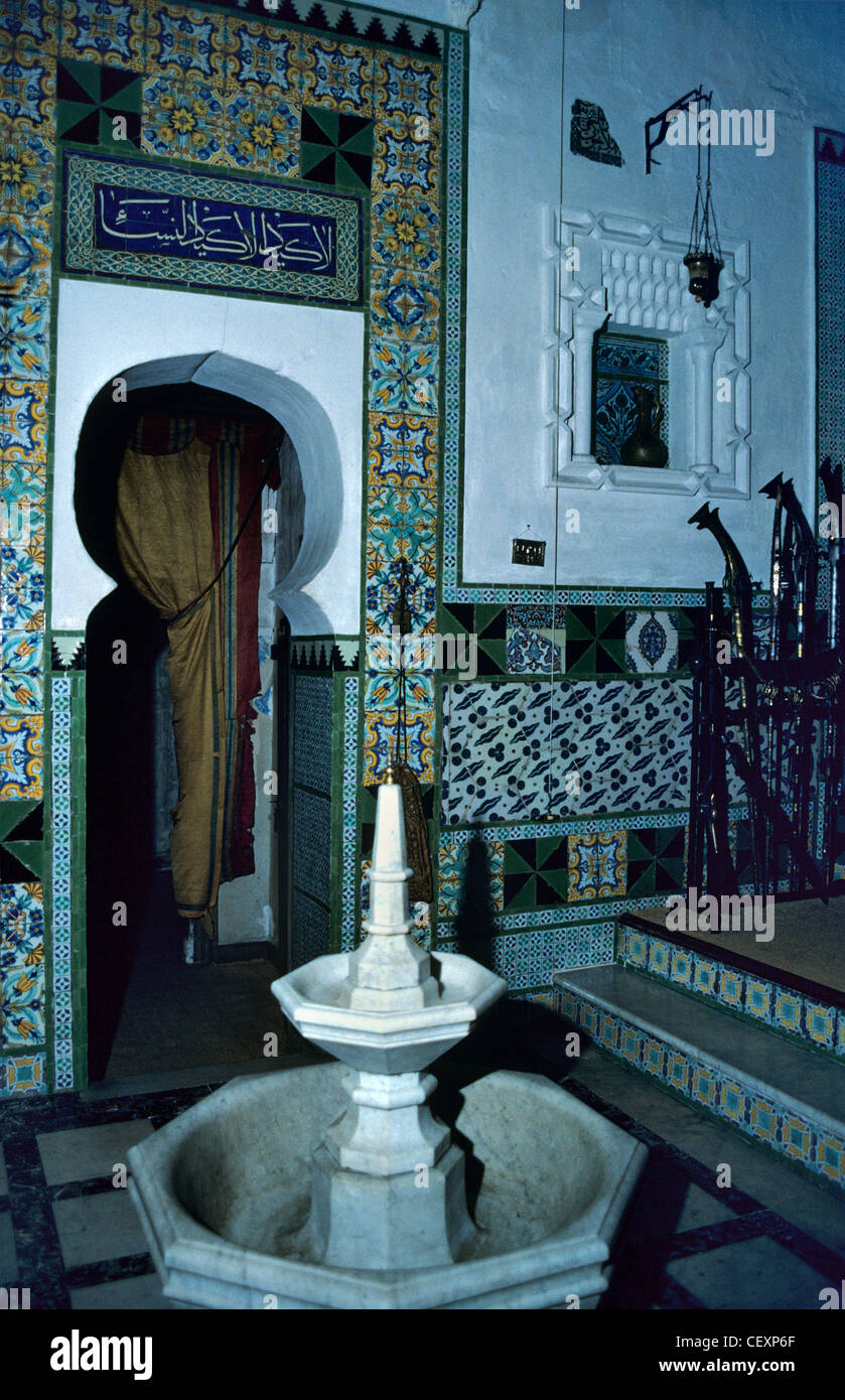 Moschee, arabische oder orientalische Interieur mit Boden Brunnen des Hauses Pierre Loti, Rochefort, Frankreich Stockfoto