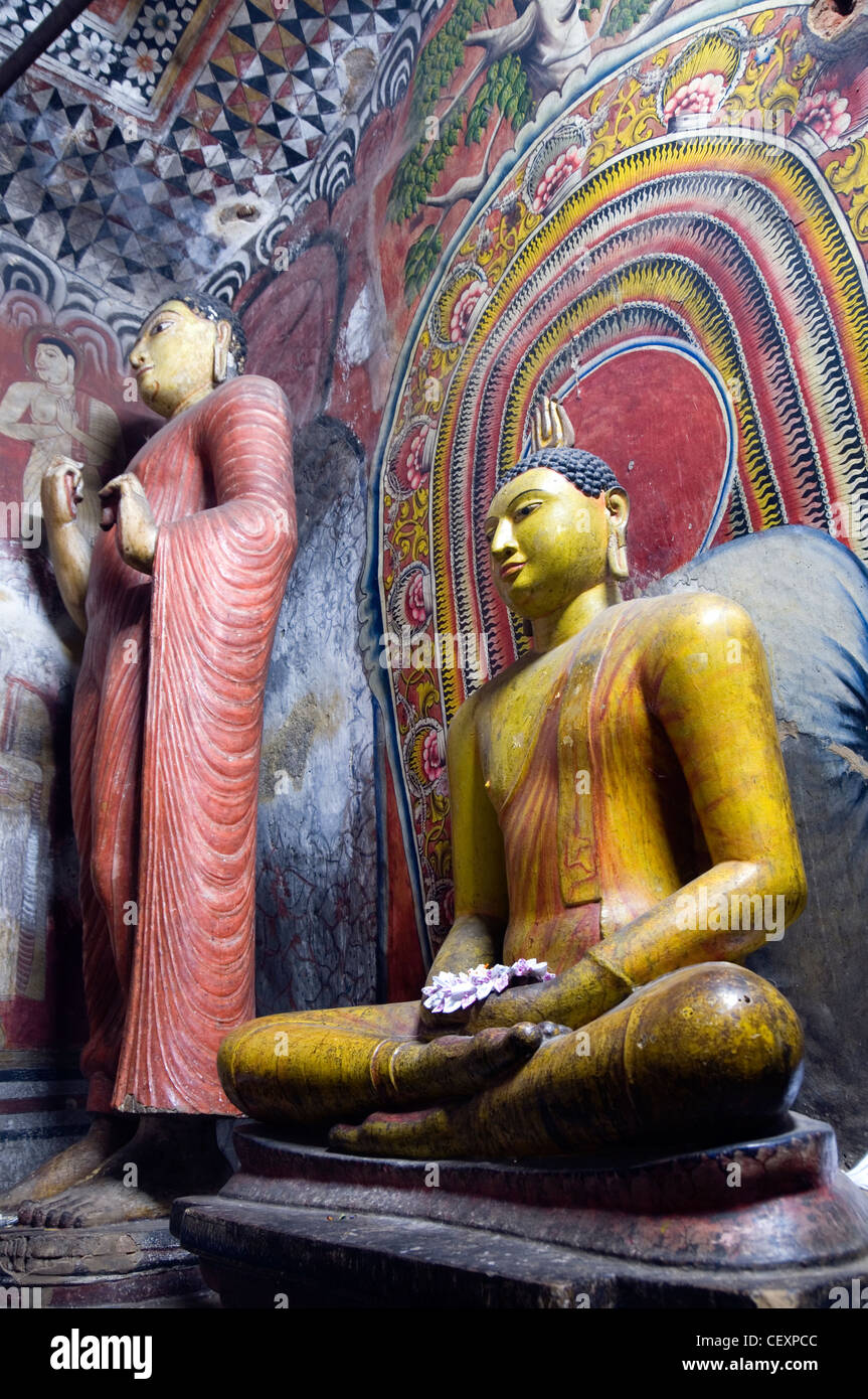 Sitzenden Buddha und Ananda in Devaraja Viharaya (Höhle ich), Royal Felsentempel, Dambula, Sri Lanka Stockfoto