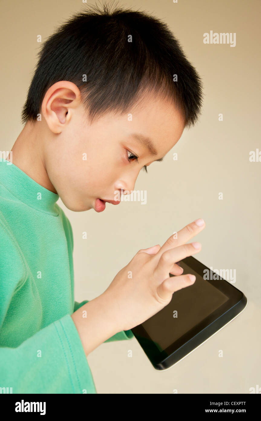 Kleiner Junge mit tablet-pc Stockfoto