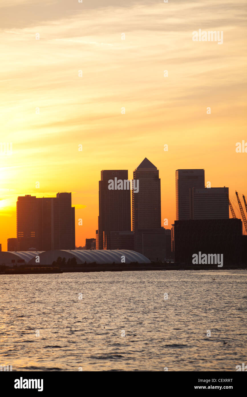 Ein Blick auf th Fluss Themse gegenüber der City of London und die O2 Arena und Canary Wharf bei Sonnenuntergang Stockfoto