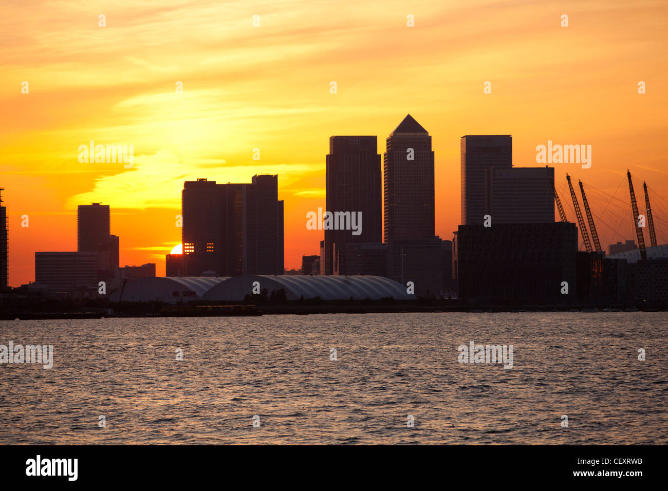 Ein Blick auf th Fluss Themse gegenüber der City of London und die O2 Arena und Canary Wharf bei Sonnenuntergang Stockfoto