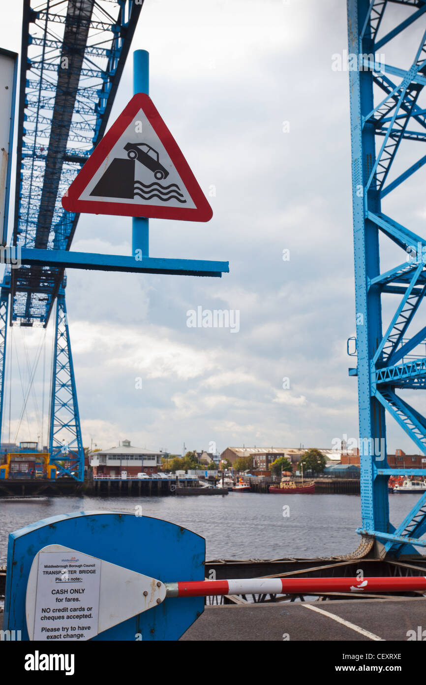 Ein Straßenschild in Middlesborough Schwebefähre Stockfoto