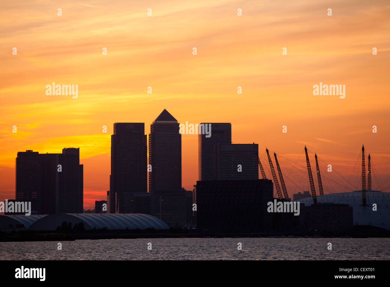 Ein Blick auf th Fluss Themse gegenüber der City of London und die O2 Arena und Canary Wharf bei Sonnenuntergang Stockfoto