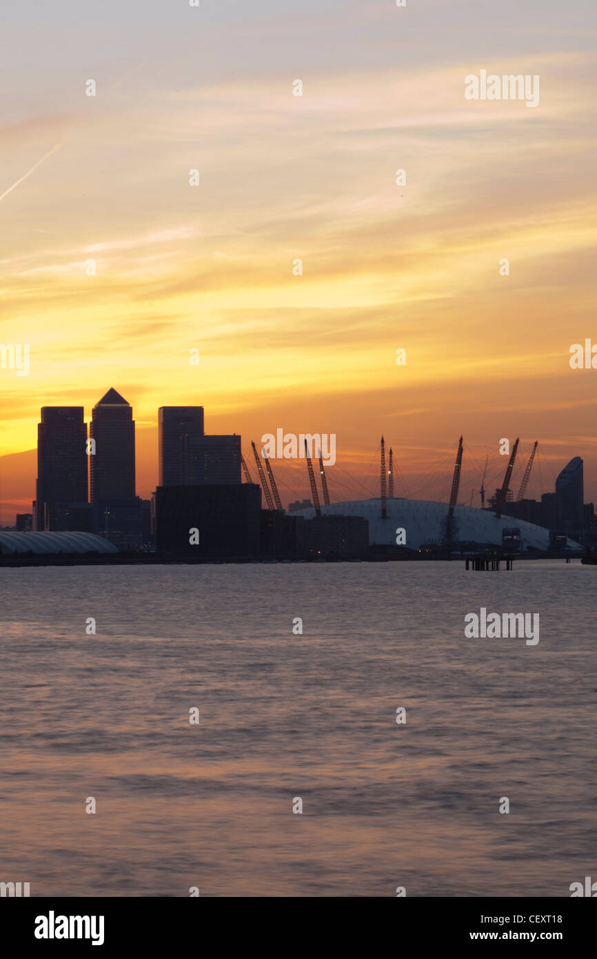 Ein Blick auf th Fluss Themse gegenüber der City of London und die O2 Arena und Canary Wharf bei Sonnenuntergang Stockfoto