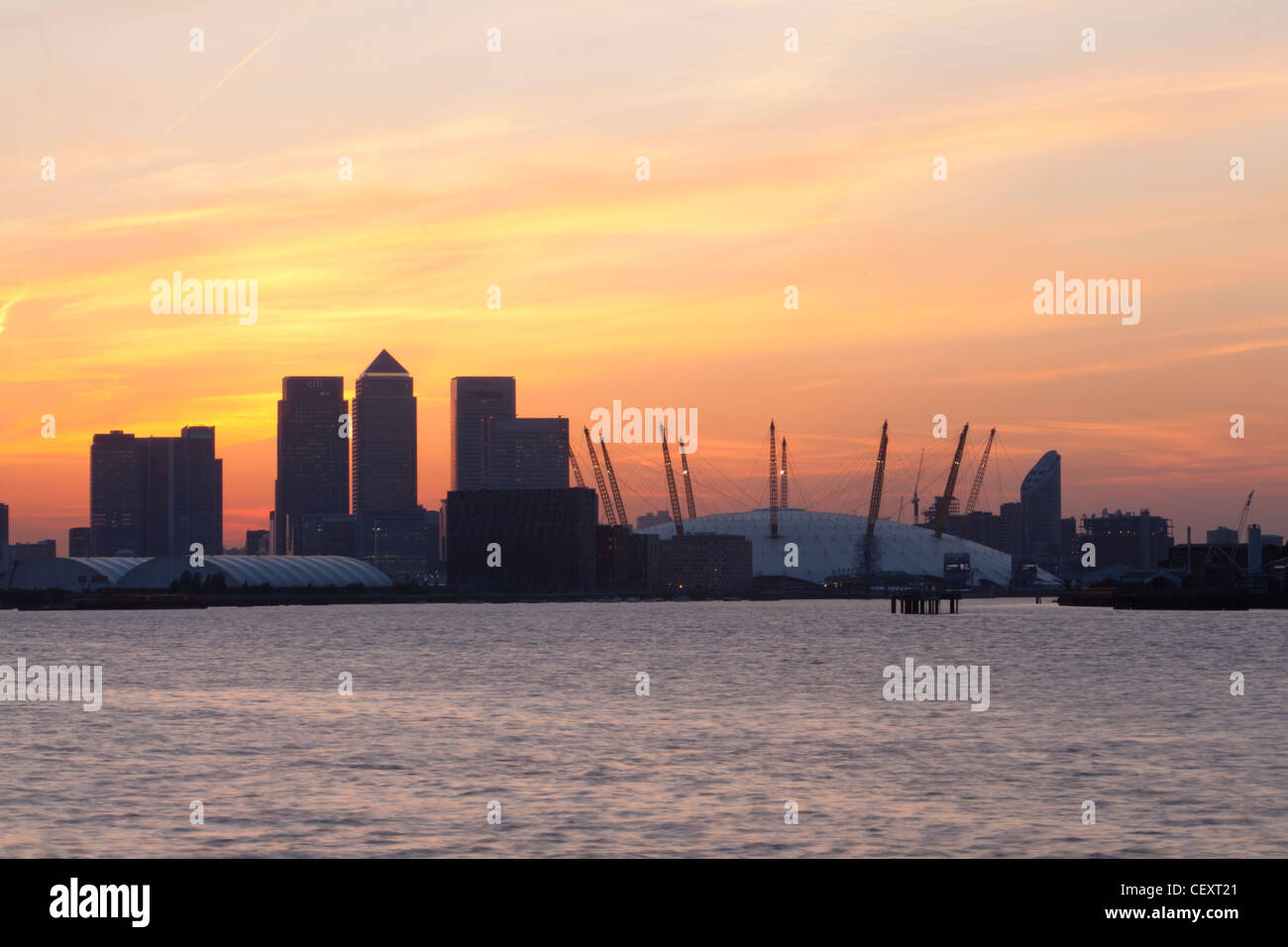 Ein Blick auf th Fluss Themse gegenüber der City of London und die O2 Arena und Canary Wharf bei Sonnenuntergang Stockfoto