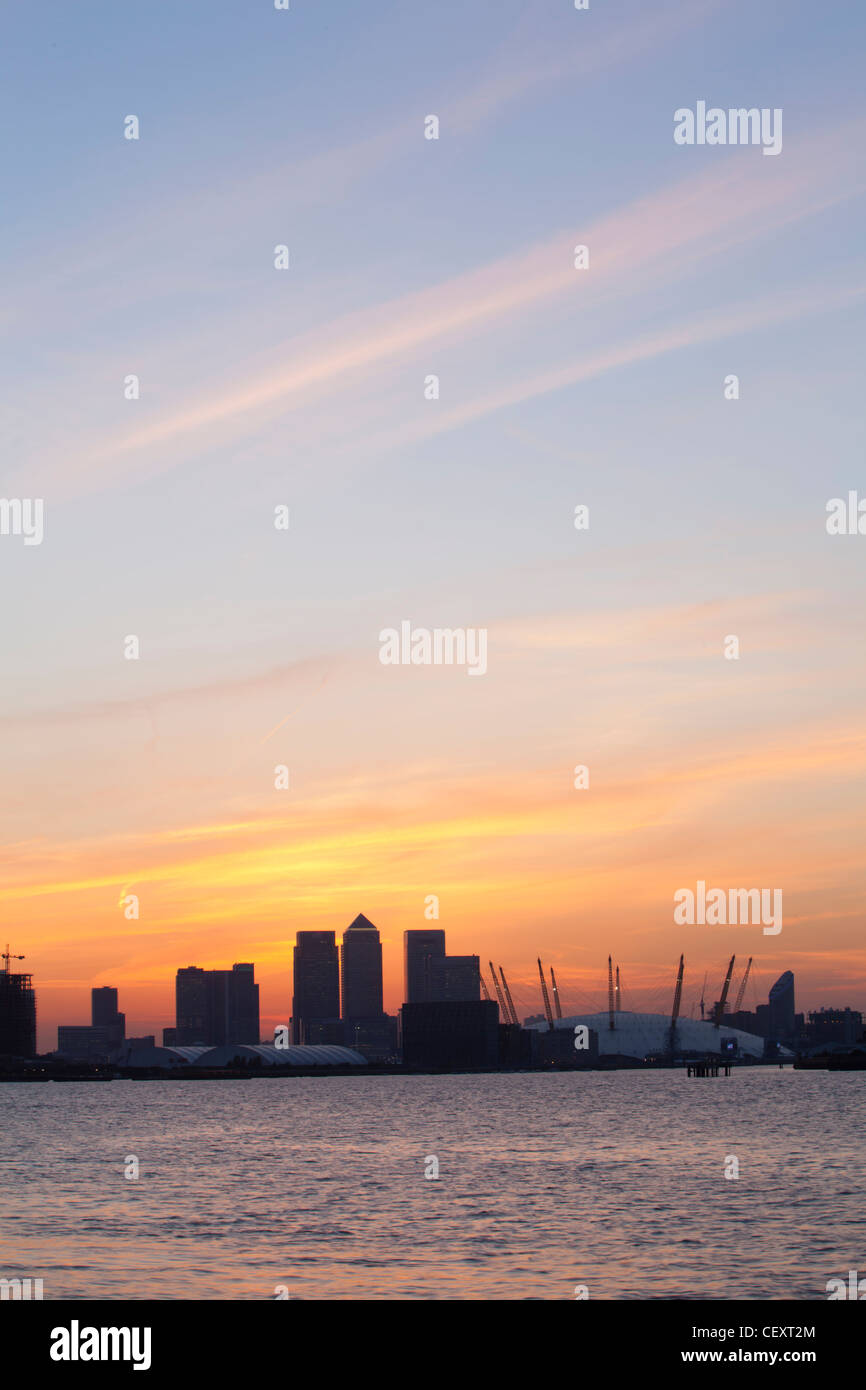 Ein Blick auf th Fluss Themse gegenüber der City of London und die O2 Arena und Canary Wharf bei Sonnenuntergang Stockfoto