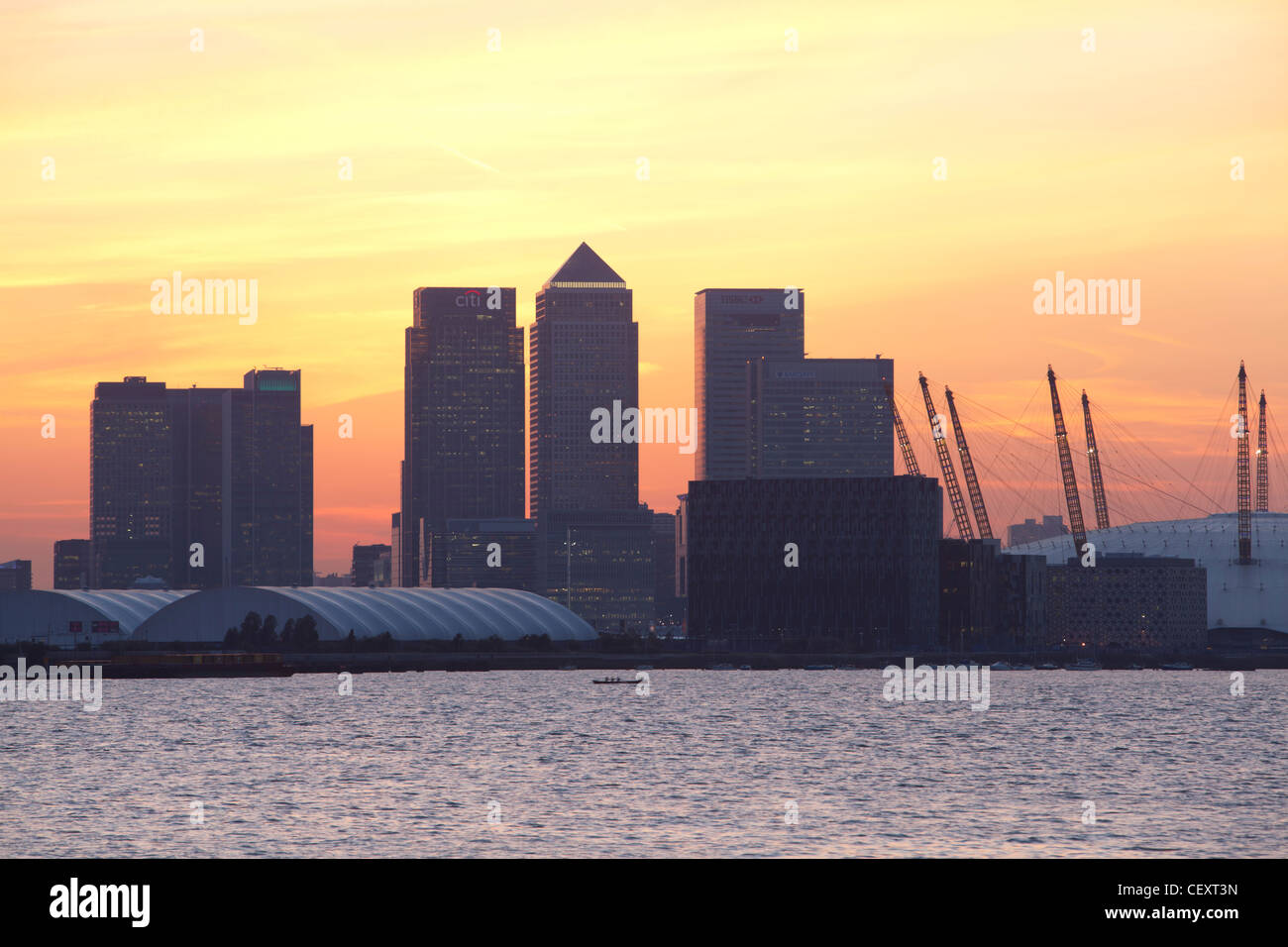 Ein Blick auf th Fluss Themse gegenüber der City of London und die O2 Arena und Canary Wharf bei Sonnenuntergang Stockfoto