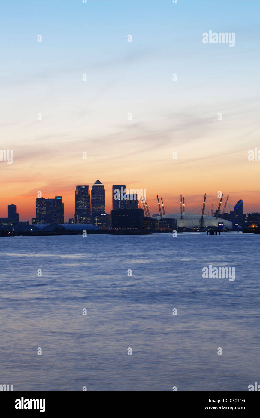 Ein Blick auf th Fluss Themse gegenüber der City of London und die O2 Arena und Canary Wharf bei Sonnenuntergang Stockfoto