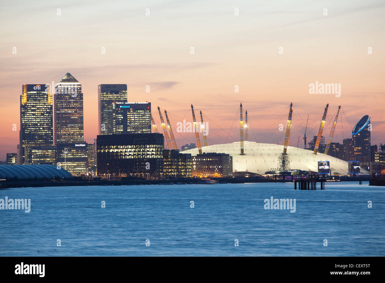 Ein Blick auf th Fluss Themse gegenüber der City of London und die O2 Arena und Canary Wharf bei Sonnenuntergang Stockfoto