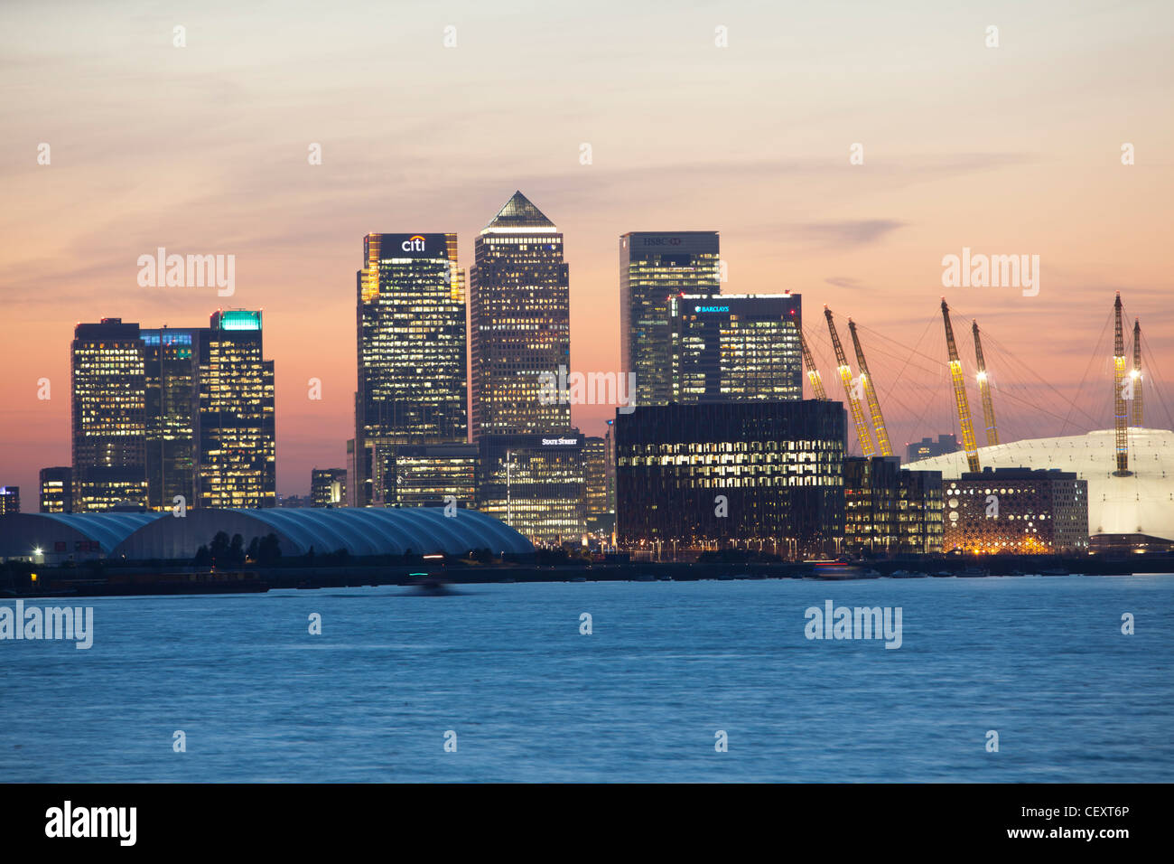 Ein Blick auf th Fluss Themse gegenüber der City of London und die O2 Arena und Canary Wharf bei Sonnenuntergang Stockfoto