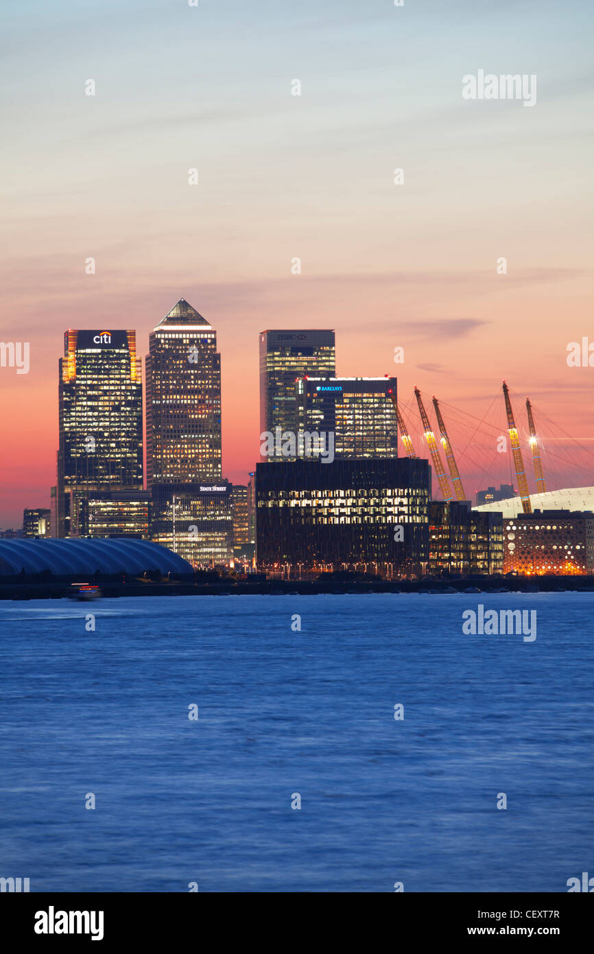 Ein Blick auf th Fluss Themse gegenüber der City of London und die O2 Arena und Canary Wharf bei Sonnenuntergang Stockfoto