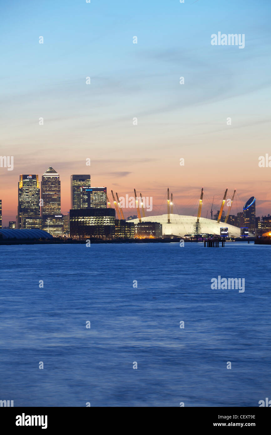 Ein Blick auf th Fluss Themse gegenüber der City of London und die O2 Arena und Canary Wharf bei Sonnenuntergang Stockfoto