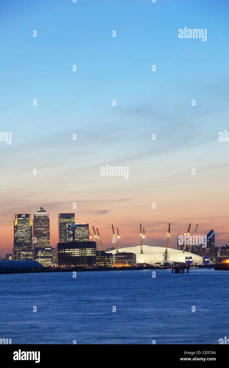 Ein Blick auf th Fluss Themse gegenüber der City of London und die O2 Arena und Canary Wharf bei Sonnenuntergang Stockfoto