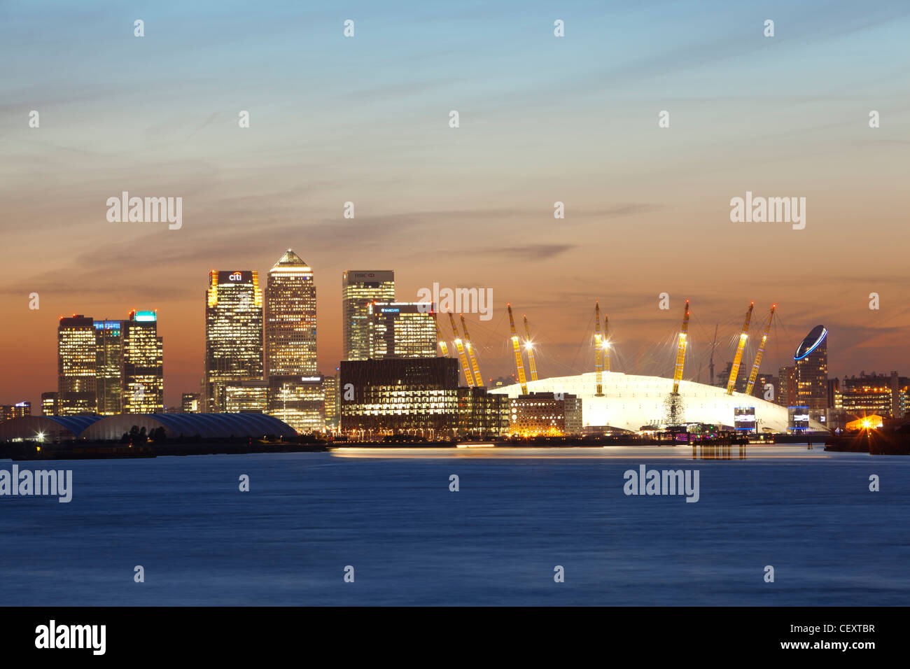 Ein Blick auf th Fluss Themse gegenüber der City of London und die O2 Arena und Canary Wharf bei Sonnenuntergang Stockfoto
