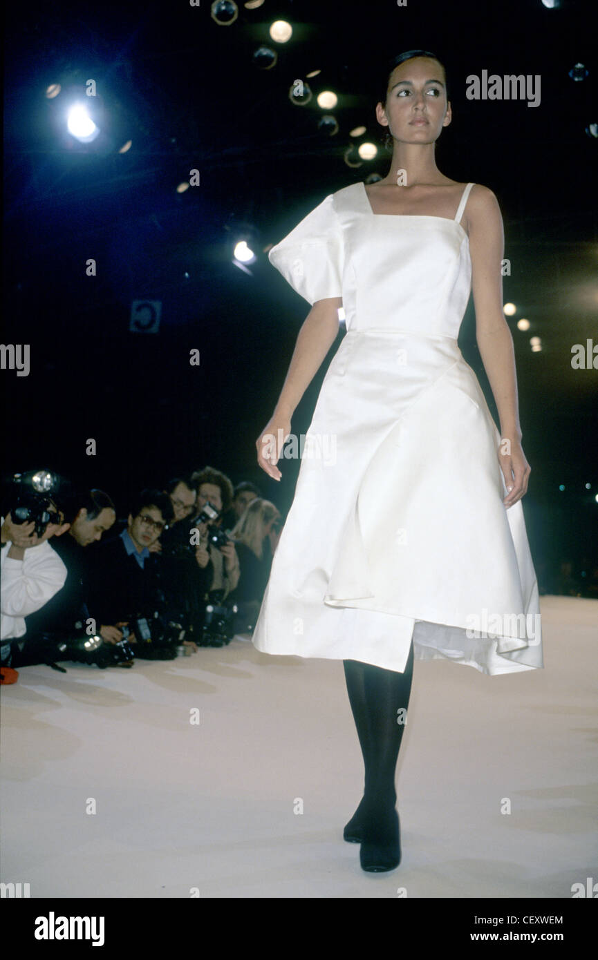 Commes de Garcons-Herbst-Winter-Modell tragen einzelne sleeved weißes Kleid Stockfoto