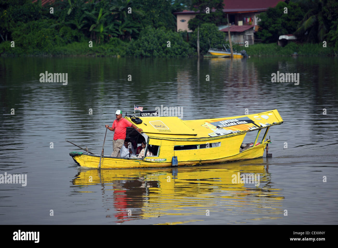 Tambang Sampan Wassertaxi am Fluss Sarawak. Kuching, Sarawak, Borneo, Malaysia, Süd-Ost-Asien, Asien Stockfoto