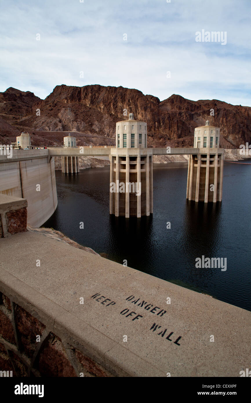 Hoover-Staudamm an der Grenze zu Nevada Arizona. Aufnahme Türme mit Warnschild Stockfoto