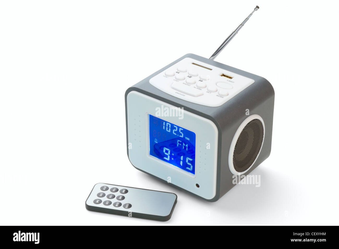 Tragbares Radio-Empfänger mit Alarm, Kartenleser, Verstärker, Fernbedienung und MP3-Player auf einem weißen Hintergrund isoliert Stockfoto
