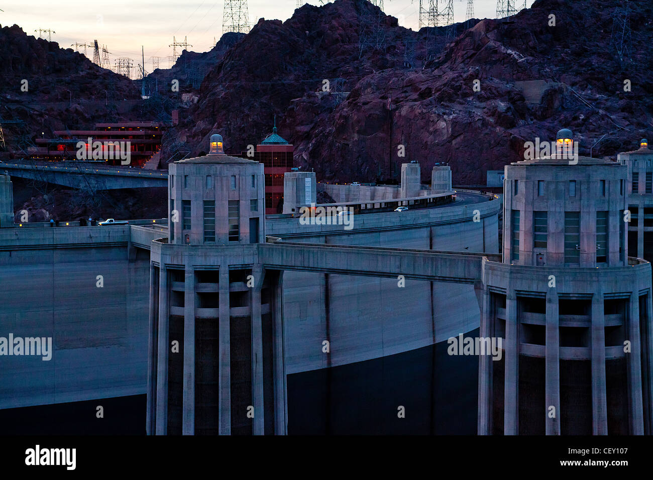 Hoover-Staudamm an der Grenze zu Nevada Arizona.  Aufnahme-Turm für die Stromerzeugung mit dem Besucherzentrum und Store im Hintergrund Stockfoto
