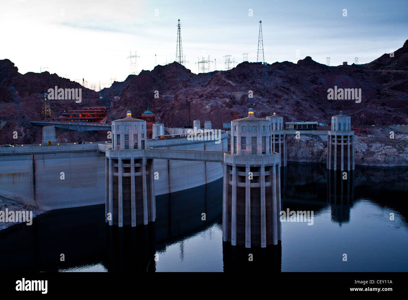 Hoover-Staudamm an der Grenze zu Nevada Arizona.  Aufnahme-Türme zur Stromerzeugung Stockfoto