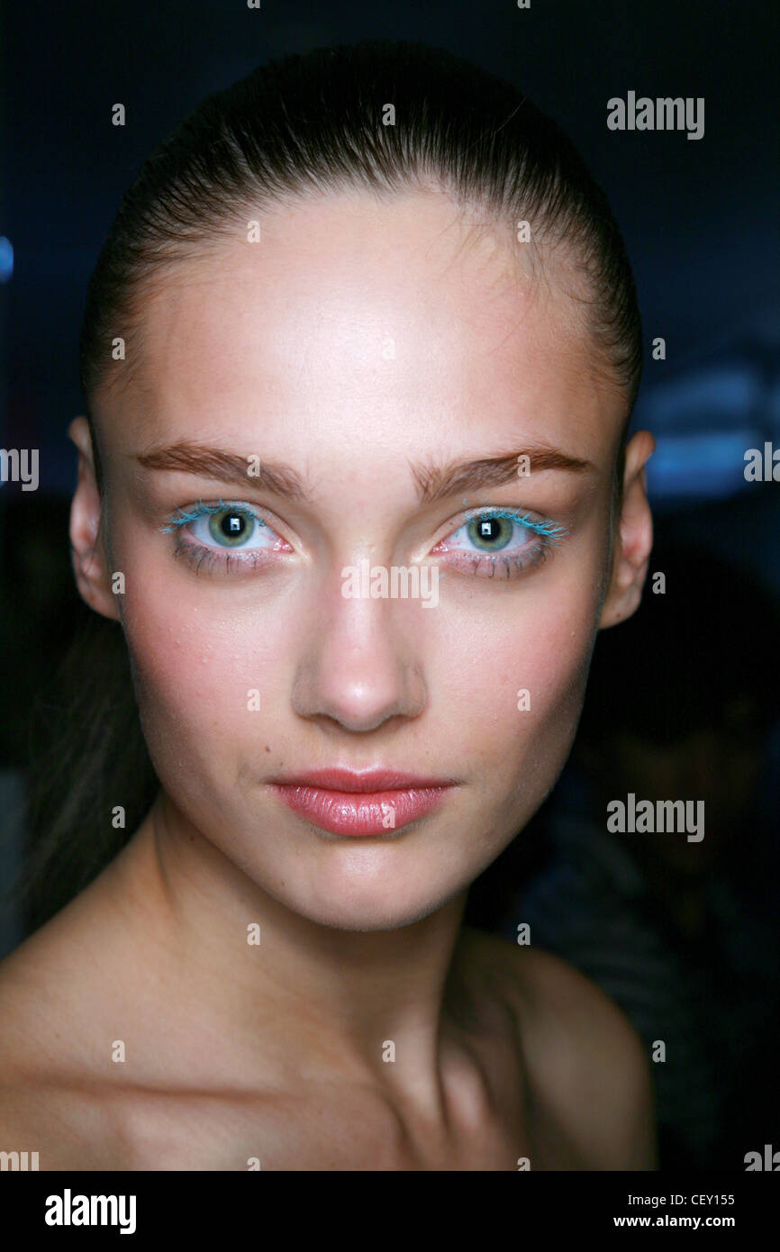DKNY Backstage Schönheit New York bereit zu tragen Frühling Sommer Kopf Schuss von Weibchen tragen schwere türkisfarbene Mascara, Haare zurück gebunden Stockfoto