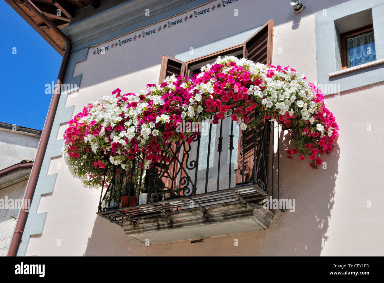 Italia Italien Italie Abruzzen Pescasseroli Balcone Fiori Gerani Balkon Blumen Geranien Fleurs Balcon Flores Geranios Stockfoto