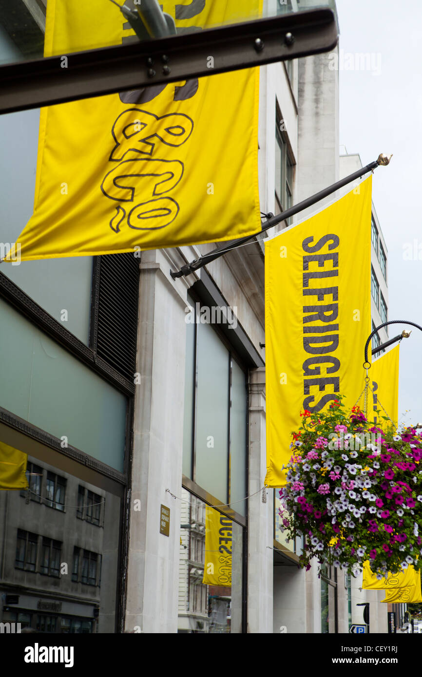 Ein Blick auf die hängenden Zeichen für Selfridges & co. in Lomdon Stockfoto