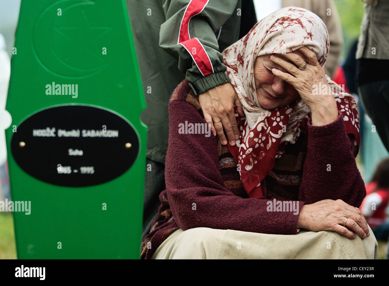Eine ältere bosnischen Frau weint eine Masse Beerdigung von Opfern des Massakers von Srebrenica 1995. Stockfoto