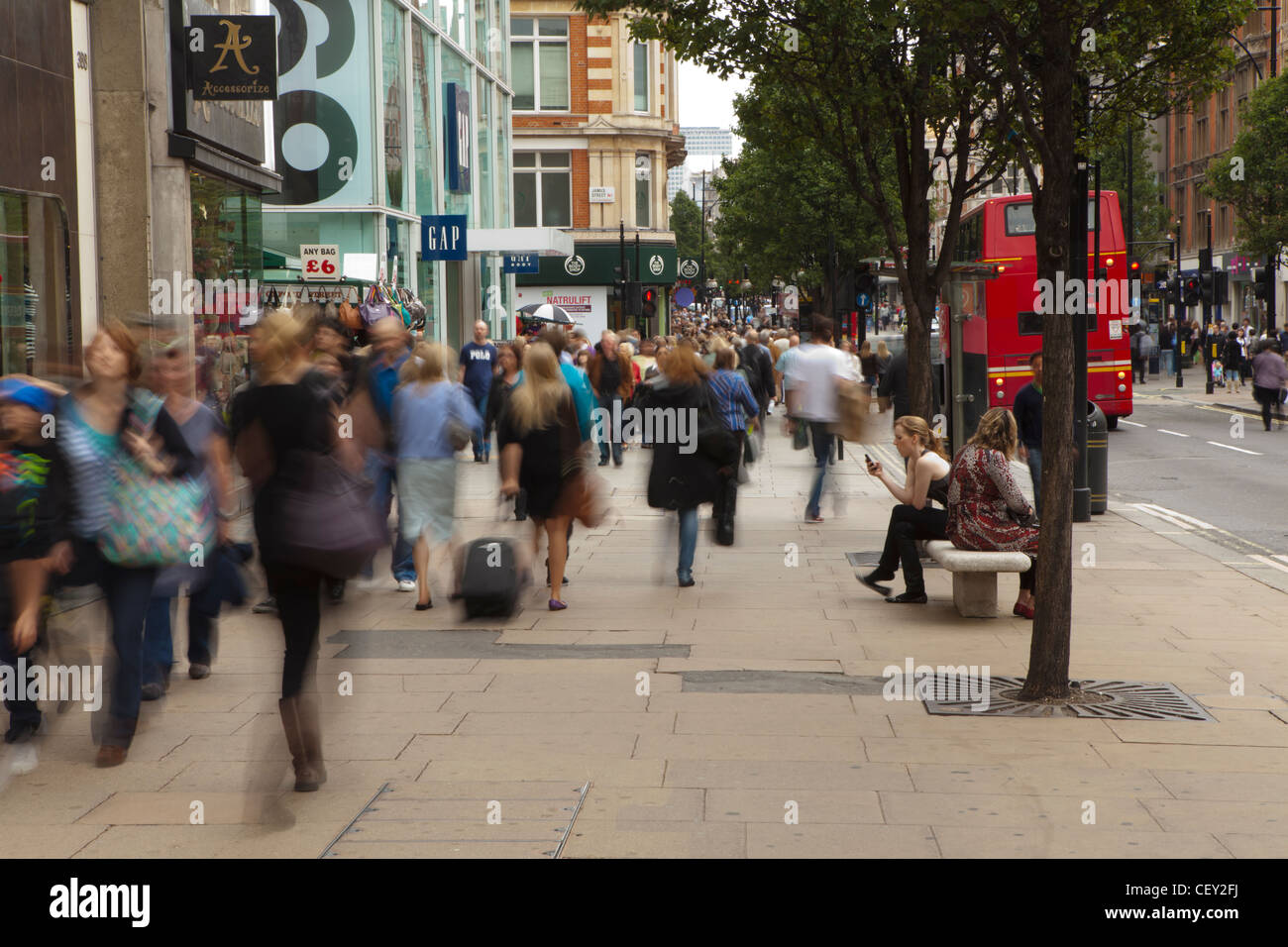 Ein Blick auf Oxford Straße, mit Käufern, die entlang der Strecke verschieben Stockfoto