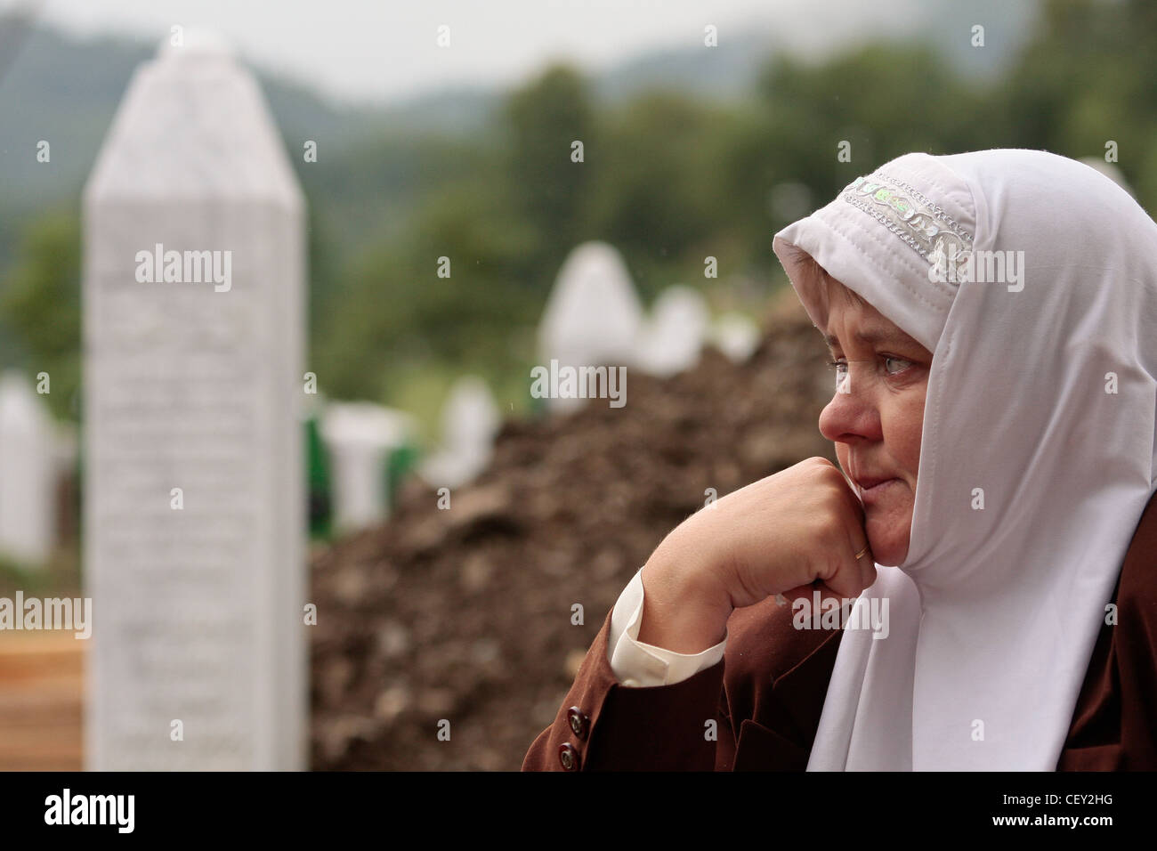 Eine ältere bosnischen Frau weint eine Masse Beerdigung von Opfern des Massakers von Srebrenica 1995. Stockfoto