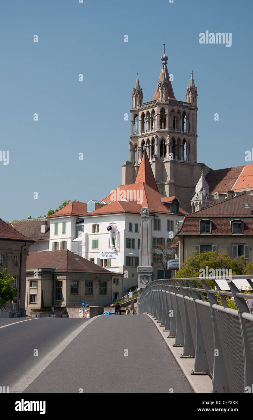 Blick auf den Turm der Kathedrale von der Brücke in Lausanne. Schweiz. Stockfoto