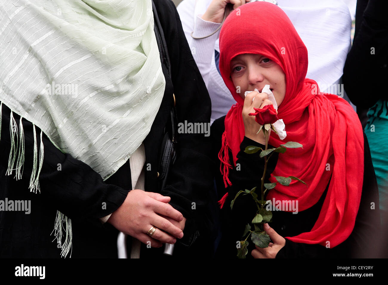 Eine junge bosnische Frau weint eine Masse Beerdigung von Opfern des Massakers von Srebrenica 1995. Stockfoto