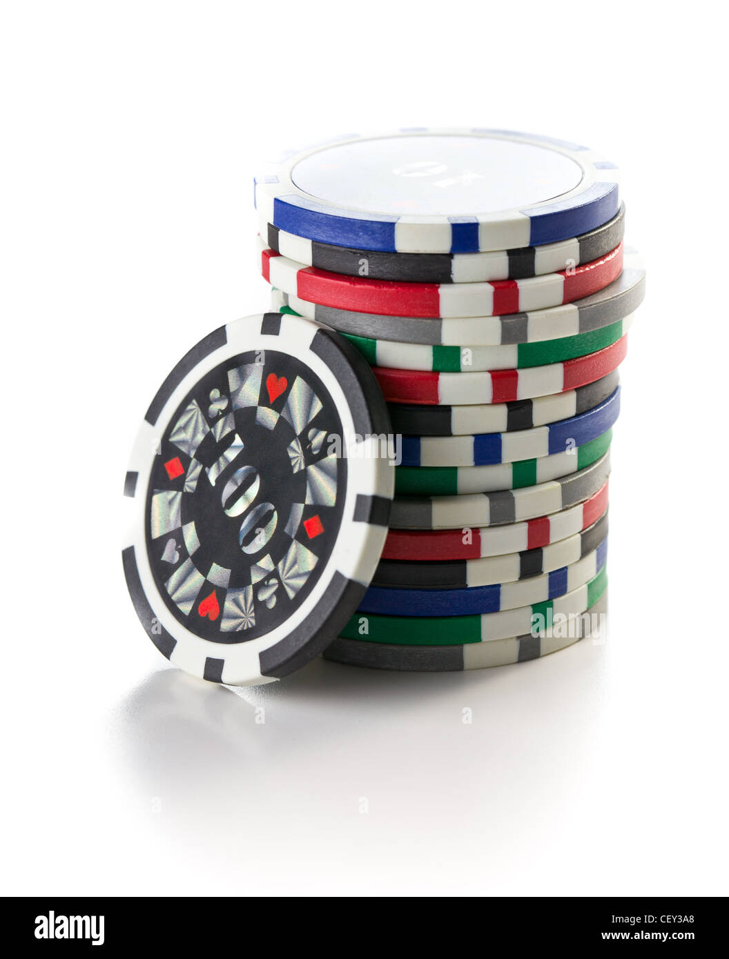 bunte Pokerchips auf weißen Tisch Stockfoto