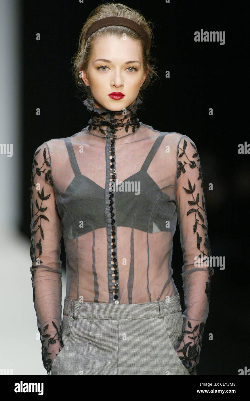 Ghost London bereit zu tragen Herbst Winter Brünette weibliches Model trägt eine hauchdünne schwarze Musselin Bluse hoher Rollkragen bestickt Stockfoto