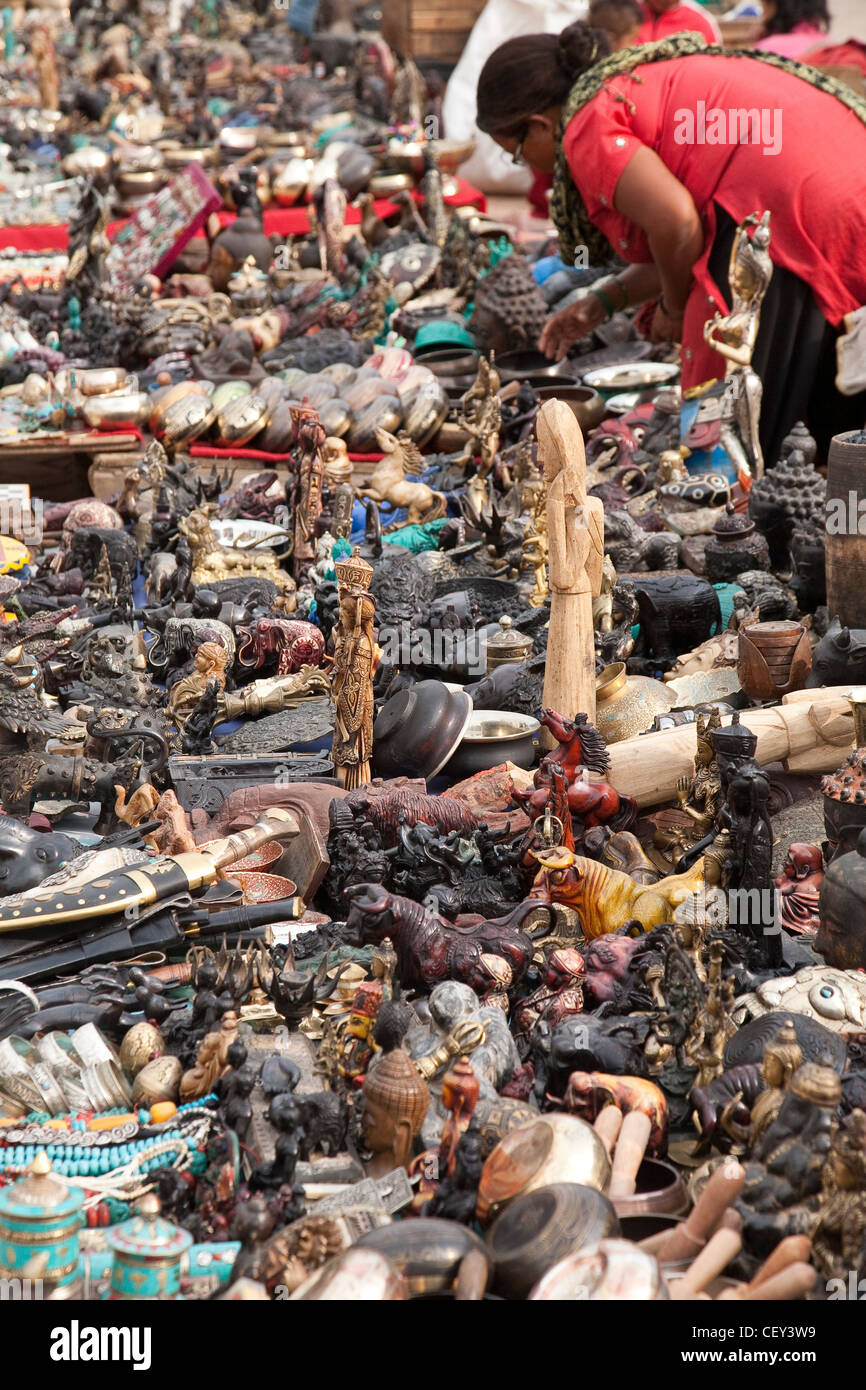 Rituelle Gegenstände zum Verkauf in Kathmandu Durbar Square - Kathmandu, Bagmati Zone, Kathmandu-Tal, Nepal Stockfoto