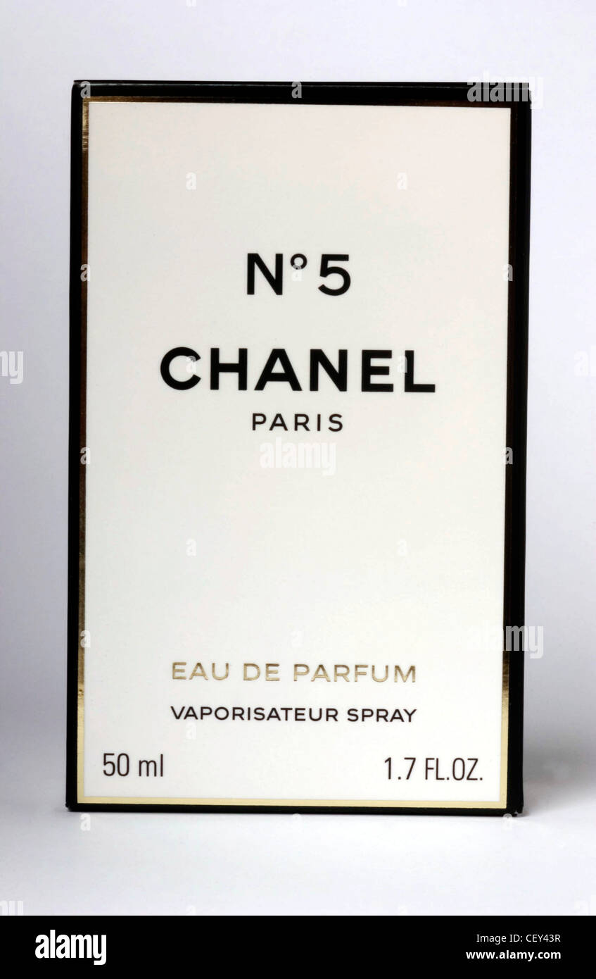 Weiß, schwarz und gold Box von Chanel No Parfüm, vor weißem Hintergrund Stockfoto