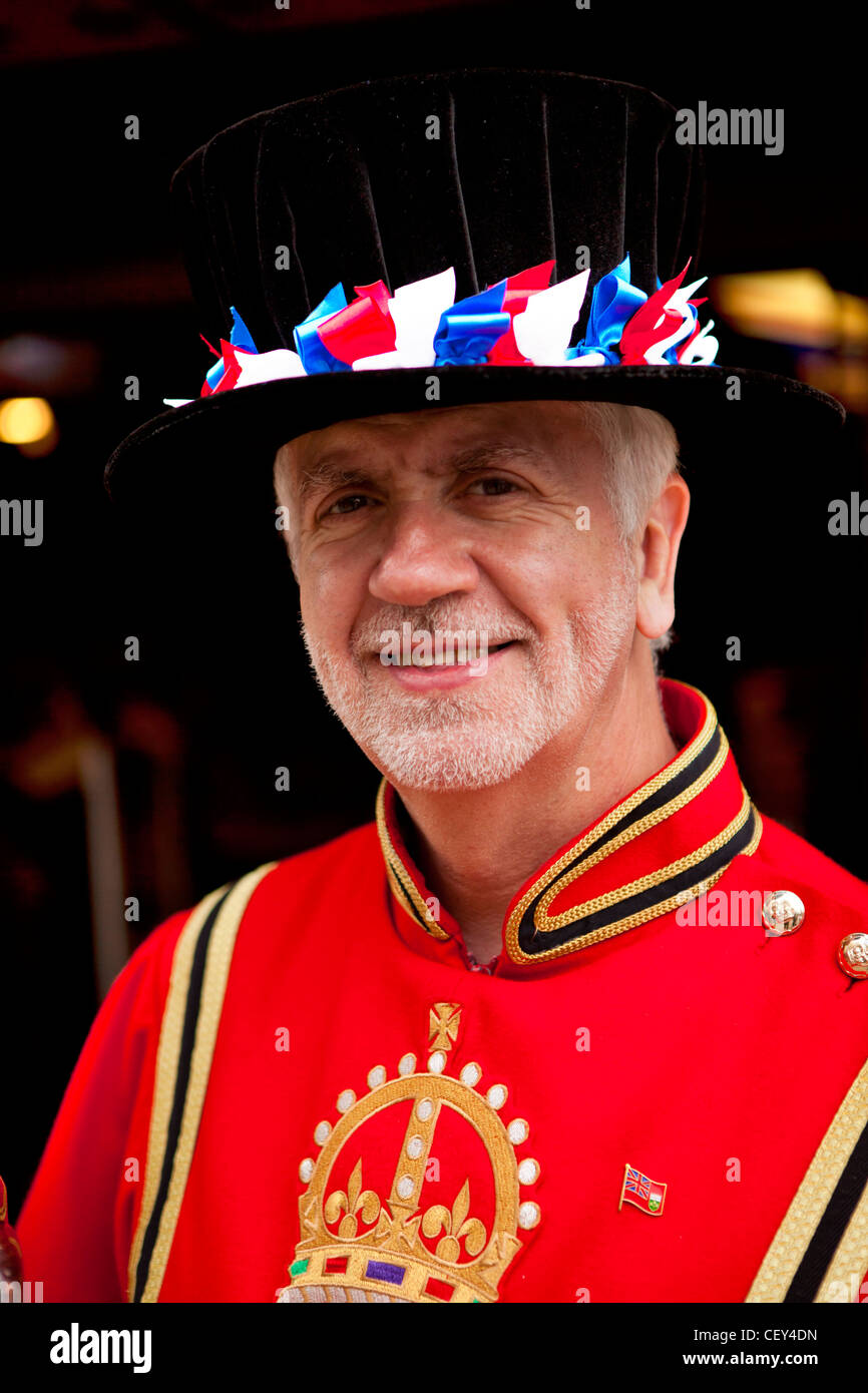 Ein Mann in London in einem Beefeater Kostüm gekleidet. Stockfoto